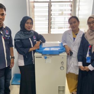 Lengkapi Fasilitas Laboratorium Micro Biologi, PT Mandala Indah Reagen Serah Terima Unit Autoclave Hirayama HVE-50 dan Heating Magnetic Stierres Joanlab ke RS Syafira Pekanbaru